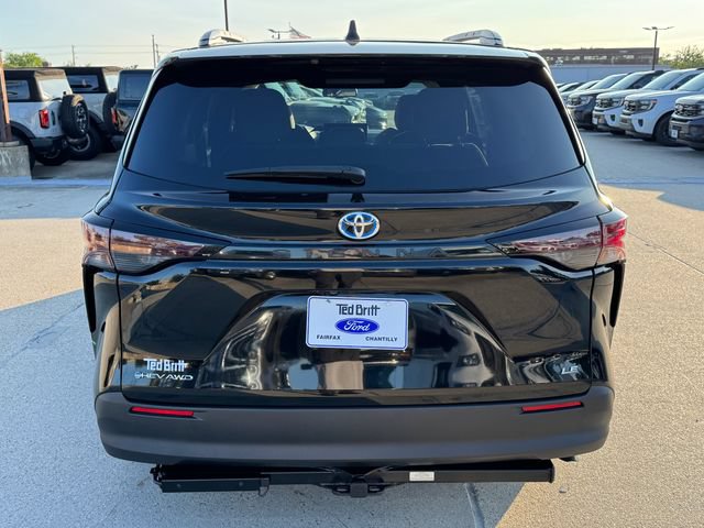 Used 2025 Toyota Sienna LE AWD/4WD image 9