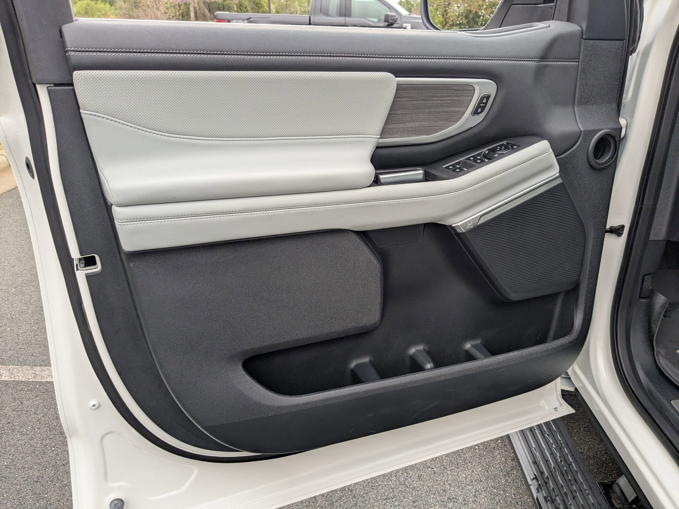 Certified 2025 Ford Expedition Platinum w/ Platinum Ultimate Package image 11