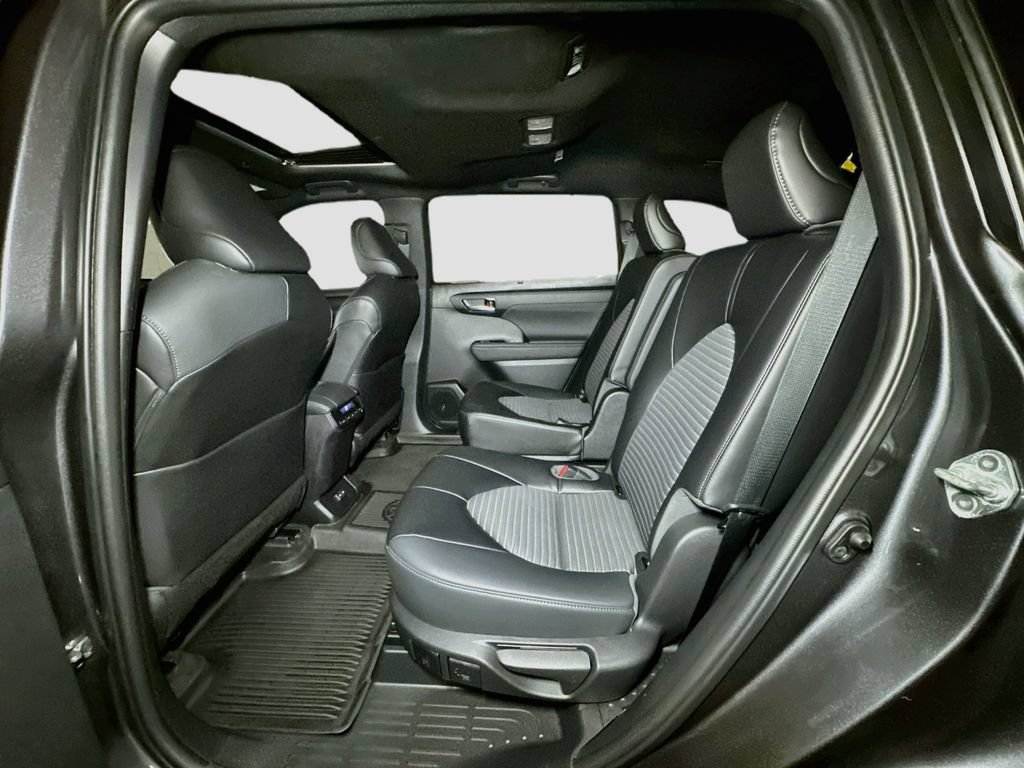 Used 2023 Toyota Highlander XSE AWD/4WD image 32