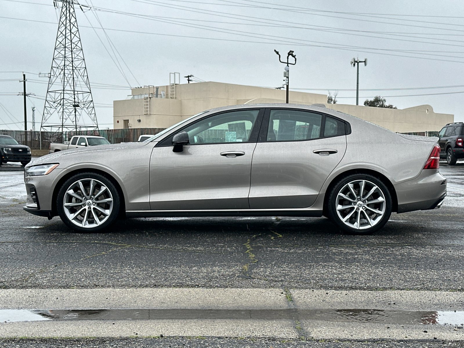 Used 2021 Volvo S60 T5 Momentum w/ Advanced Package image 2