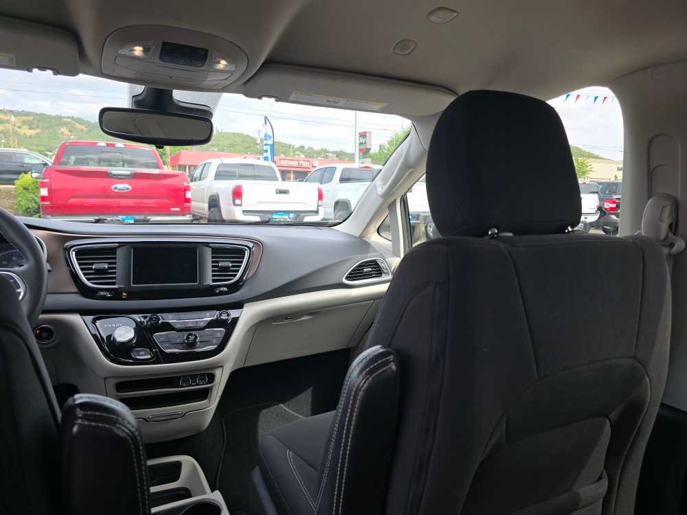 Used 2023 Chrysler Voyager LX FWD image 14