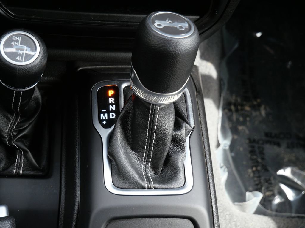 Used 2019 Jeep Wrangler Unlimited Sahara w/ Cold Weather Group AWD/4WD image 17