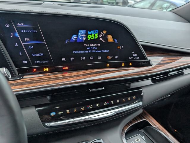 Used 2024 Cadillac Escalade Premium Luxury image 18