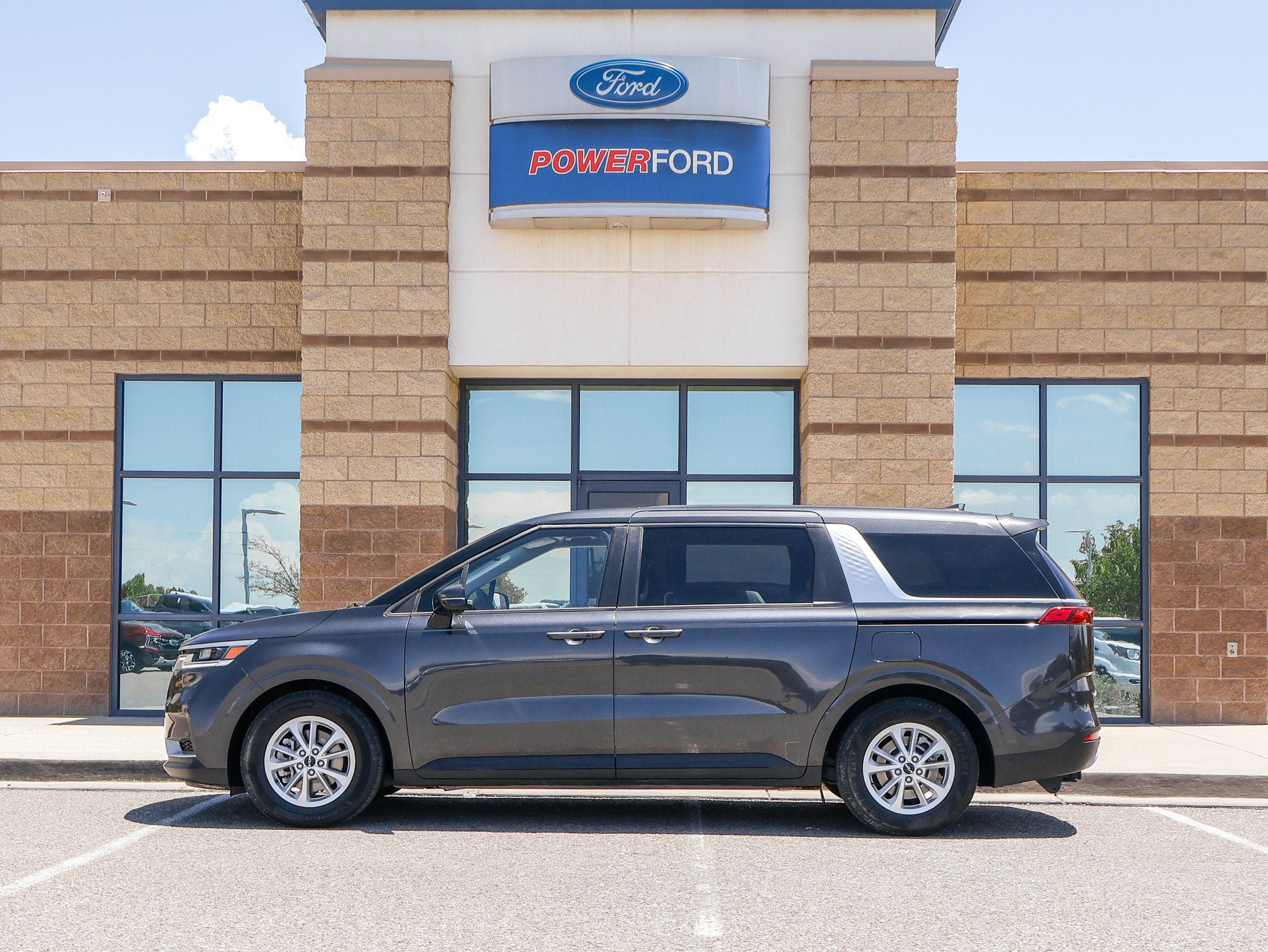 Used 2022 Kia Carnival LX FWD image 9
