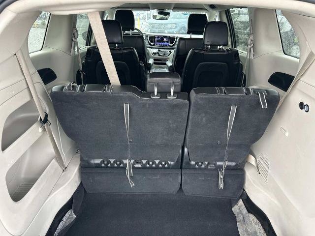 Used 2023 Chrysler Pacifica Touring-L FWD image 19