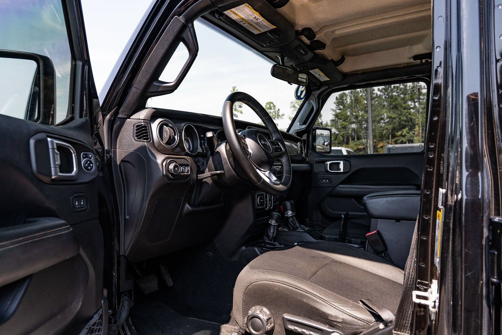 Used 2019 Jeep Wrangler Unlimited Sahara AWD/4WD image 17