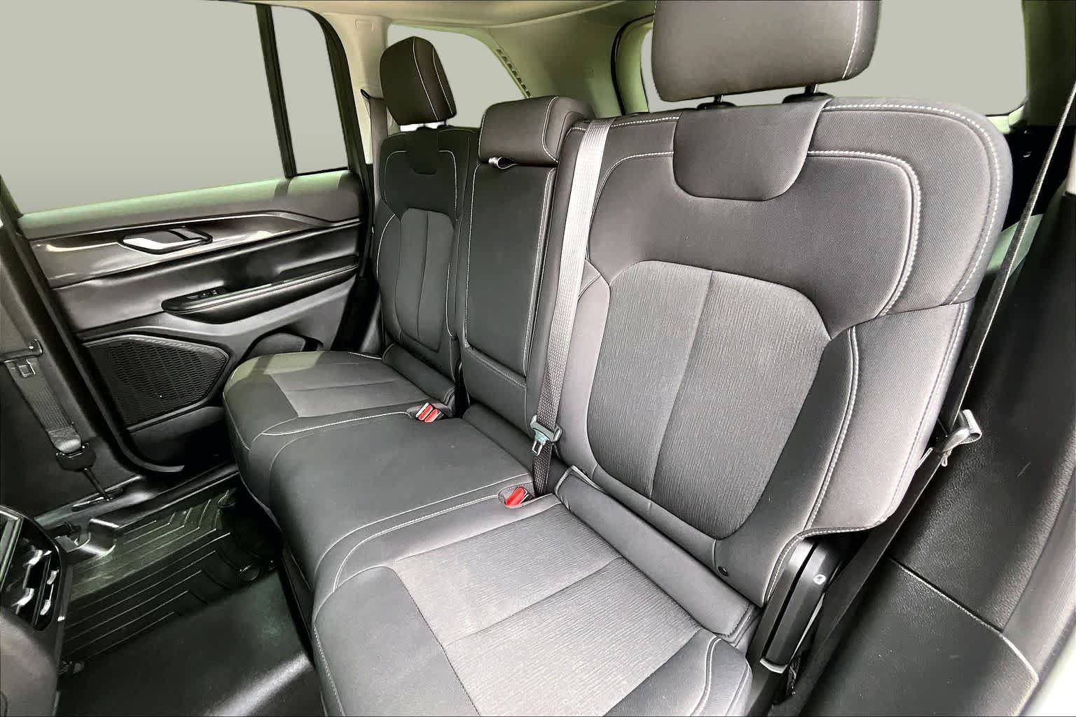 Used 2023 Jeep Grand Cherokee Laredo w/ Luxury Tech Group I AWD/4WD image 21