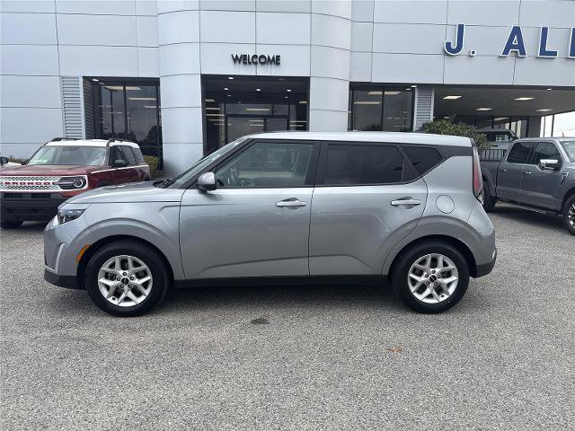 Used 2024 Kia Soul LX w/ Option Group 015 FWD image 2