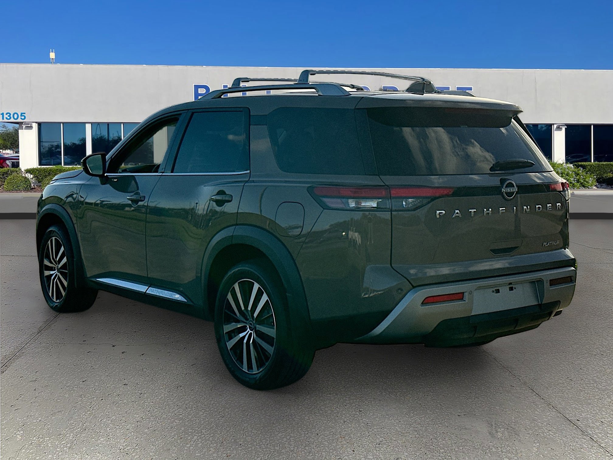 Used 2023 Nissan Pathfinder Platinum w/ Cargo Package image 3