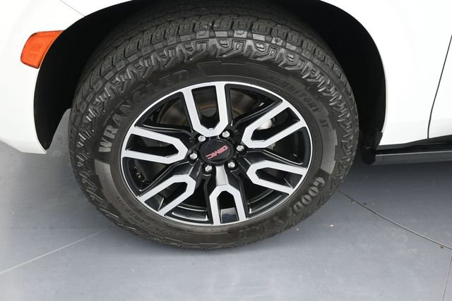 Used 2023 GMC Yukon AT4 w/ Technology Package AWD/4WD image 9