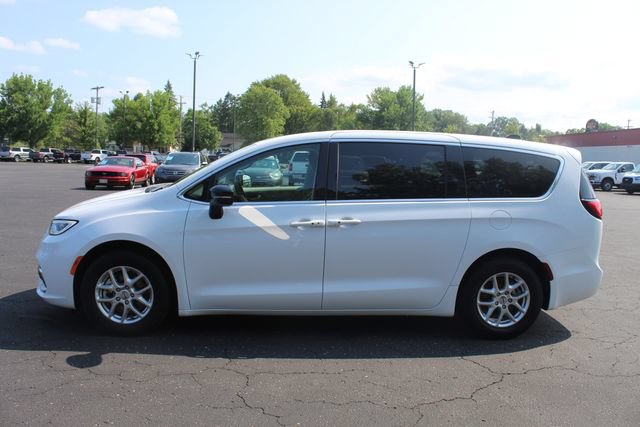 Used 2024 Chrysler Pacifica Touring-L FWD image 9