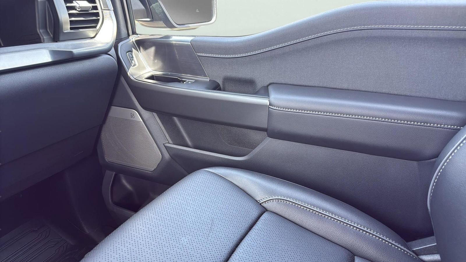 Certified 2025 Ford F150 Lariat w/ Equipment Group 501A Mid image 24