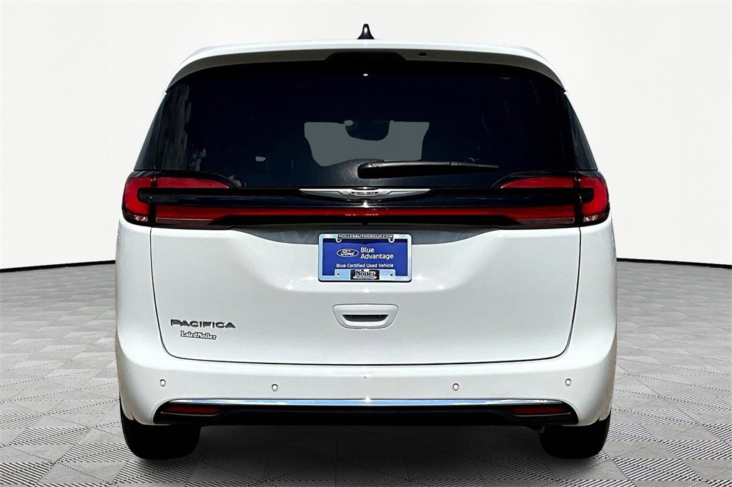 Used 2025 Chrysler Pacifica Select image 3