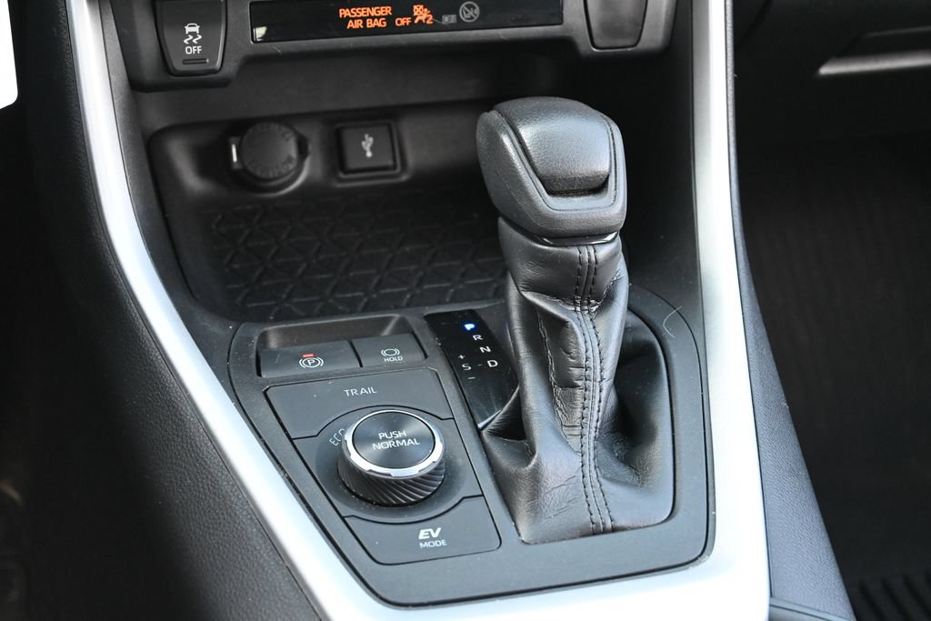 Used 2021 Toyota RAV4 LE AWD/4WD image 28