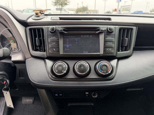 Used 2018 Toyota RAV4 LE image 17