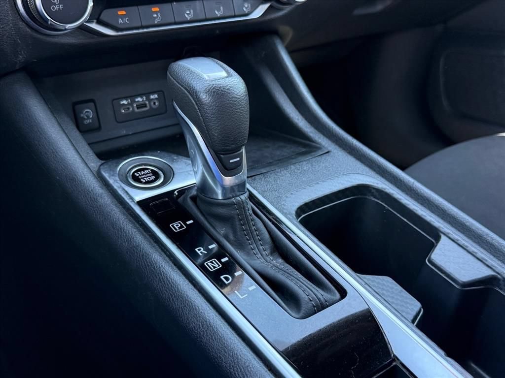 Used 2025 Nissan Sentra SV FWD image 15