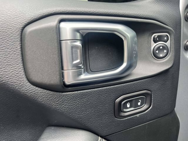 Used 2018 Jeep Wrangler Unlimited Sahara w/ Dual Top Group AWD/4WD image 23