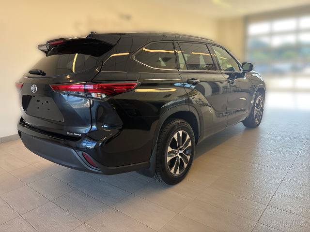 Used 2022 Toyota Highlander XLE AWD/4WD image 3