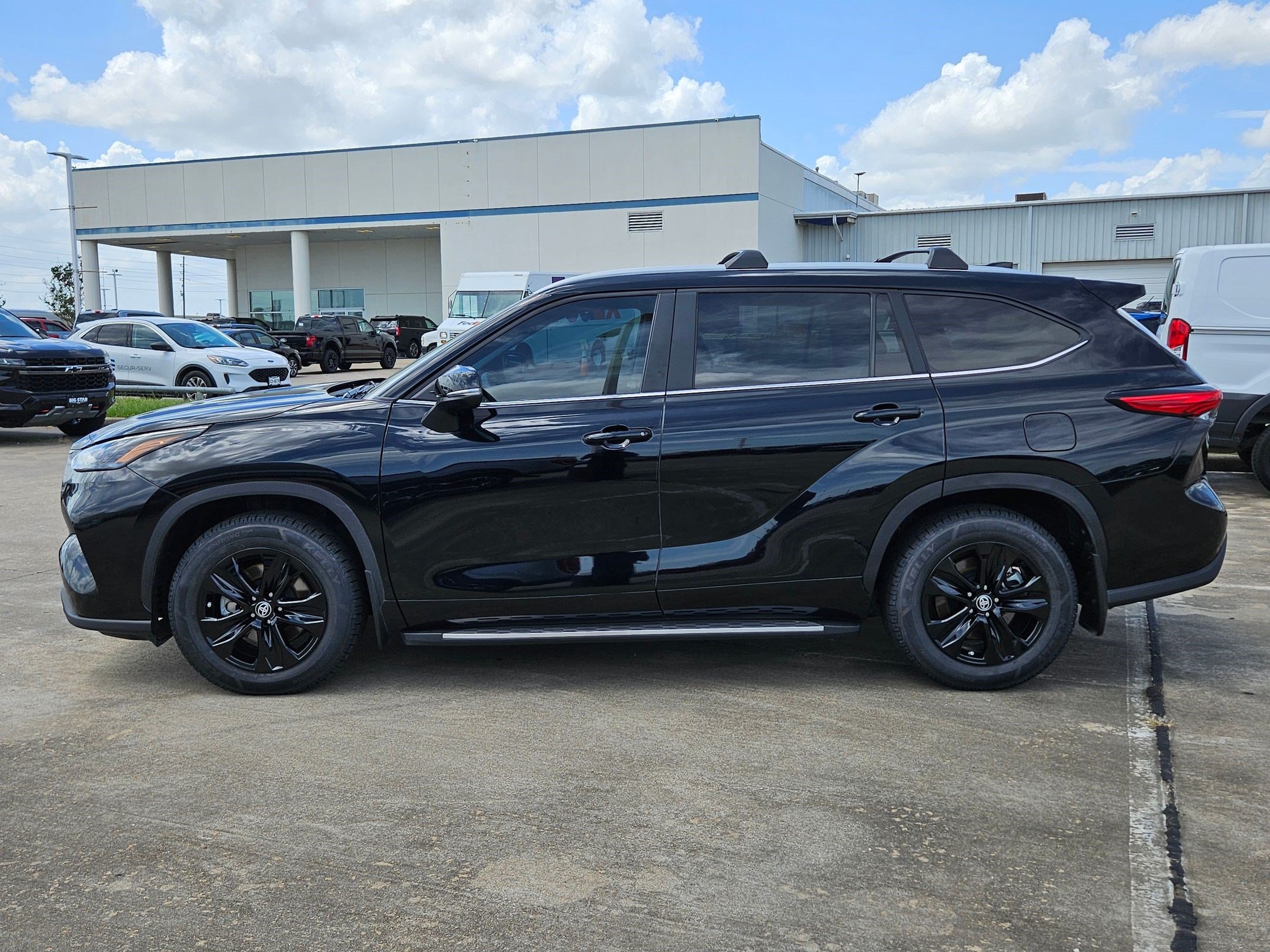 Used 2023 Toyota Highlander XLE FWD image 9