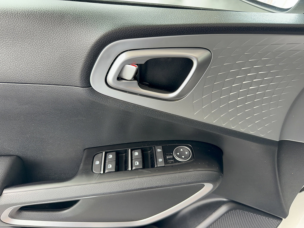 Used 2025 Kia Soul LX w/ LX Technology Package FWD image 9
