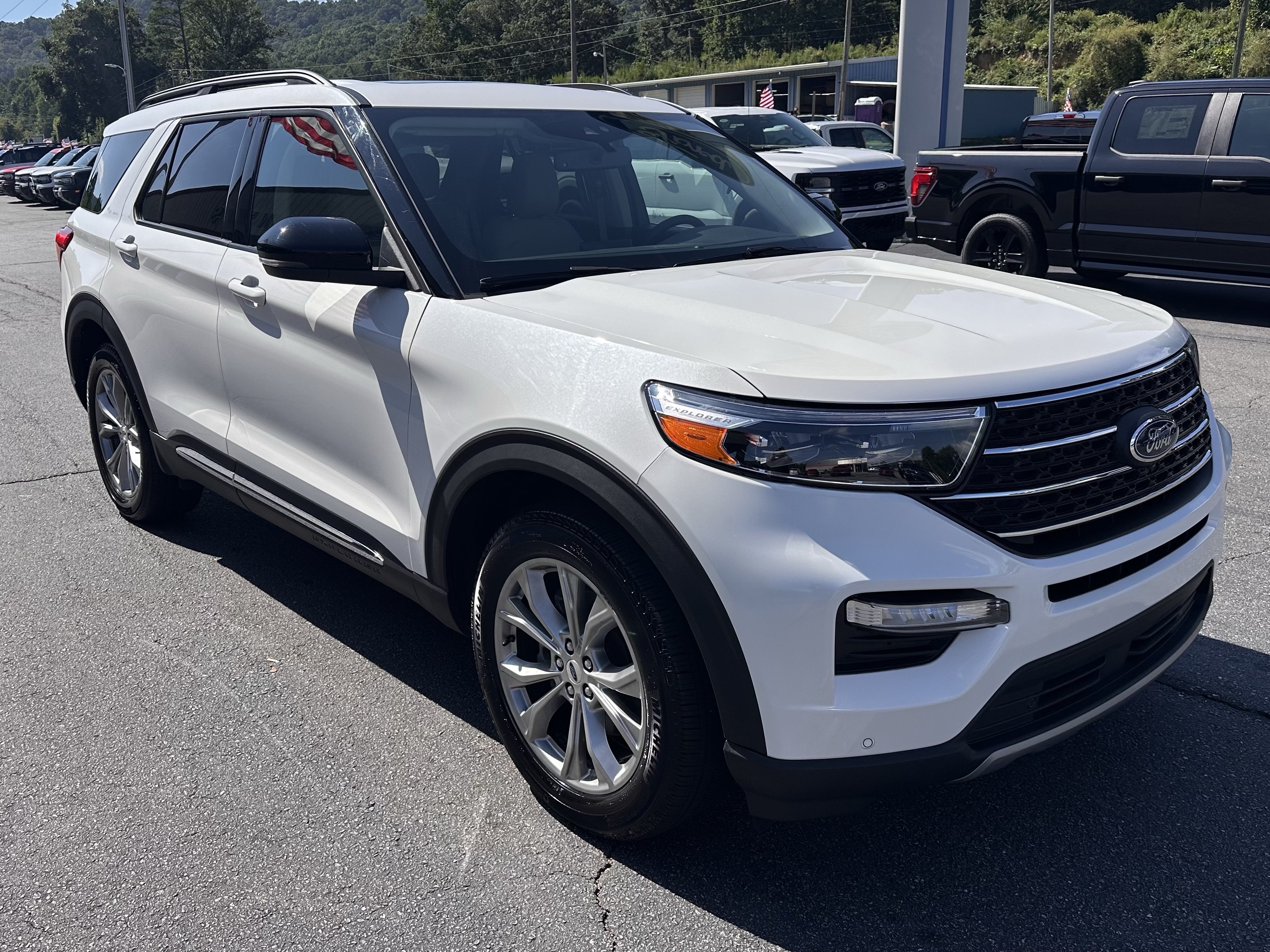 Certified 2023 Ford Explorer XLT w/ Equipment Group 202A AWD/4WD image 4