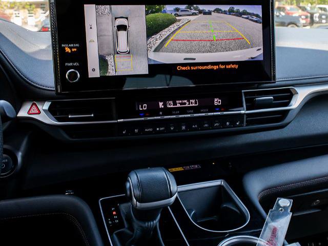 Used 2025 Toyota Sienna Platinum AWD/4WD image 22