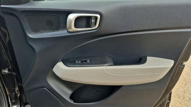 Used 2025 Hyundai Venue SEL FWD image 30