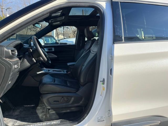 Certified 2022 Ford Explorer Platinum w/ Equipment Group 601A image 28
