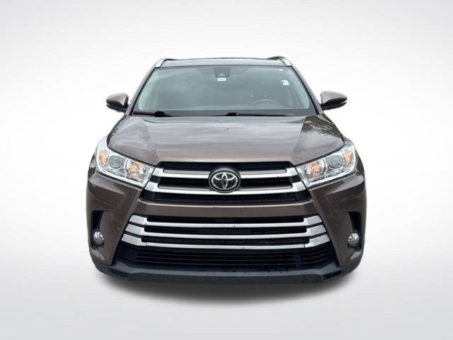 Used 2019 Toyota Highlander XLE FWD image 3