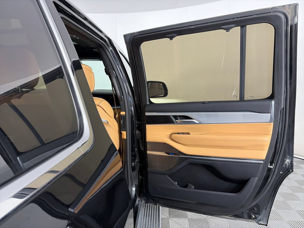 Used 2023 Jeep Grand Wagoneer Series III AWD/4WD image 27