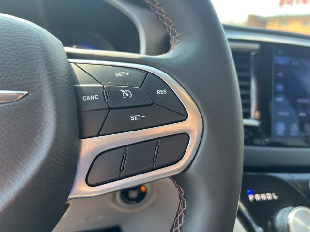 Used 2017 Chrysler Pacifica Touring-L w/ Tire & Wheel Group FWD image 11