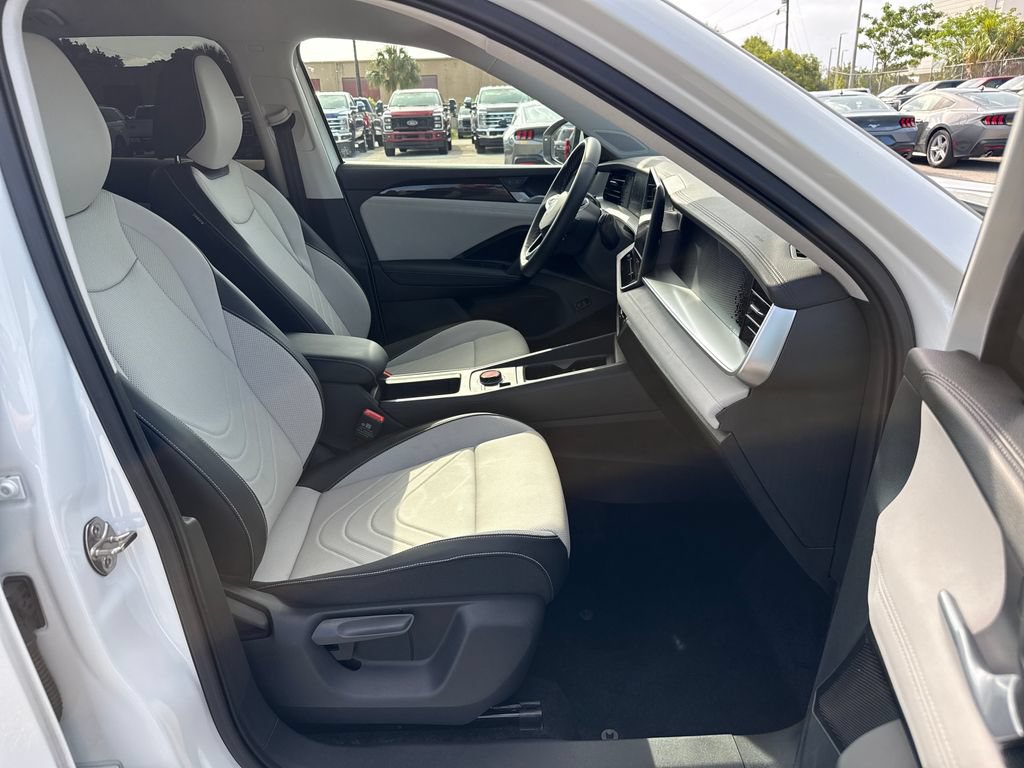 Used 2025 Volkswagen Tiguan SE FWD image 23