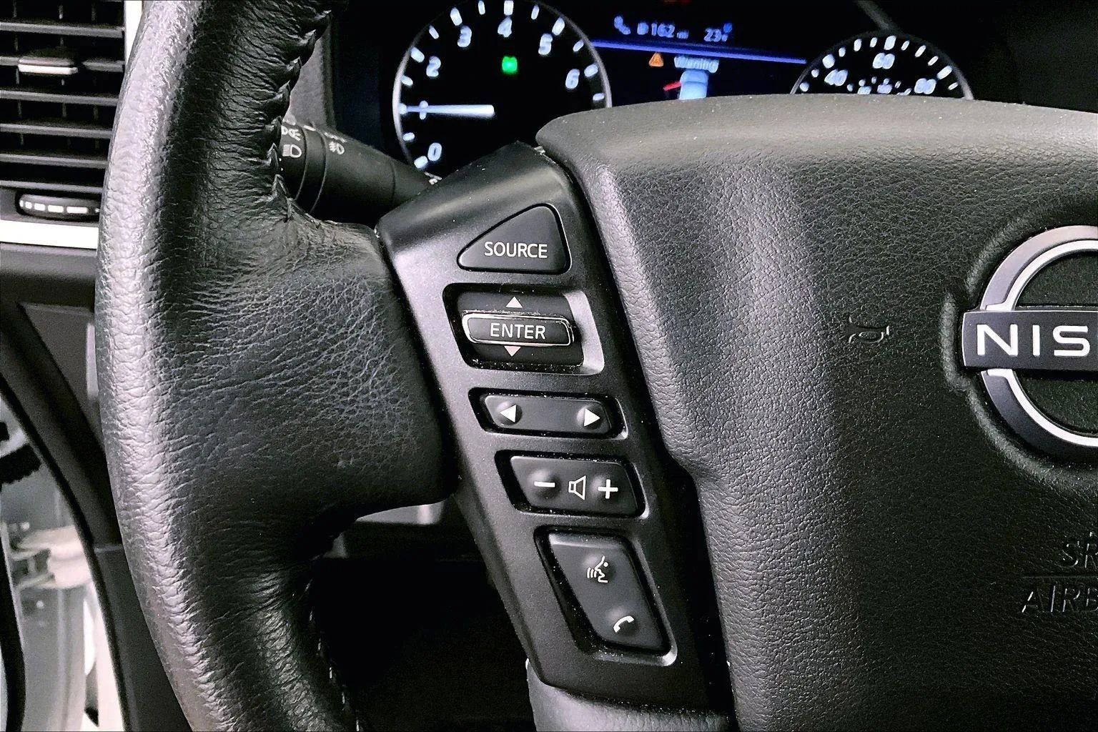 Used 2024 Nissan Frontier SV w/ SV Convenience Package image 17