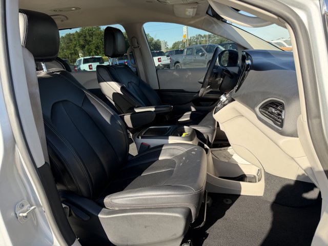 Used 2024 Chrysler Pacifica Touring-L FWD image 12
