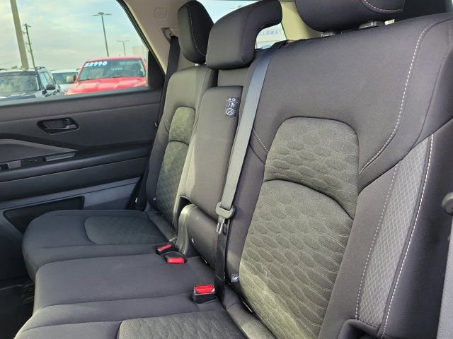 Used 2023 Nissan Pathfinder SV image 16