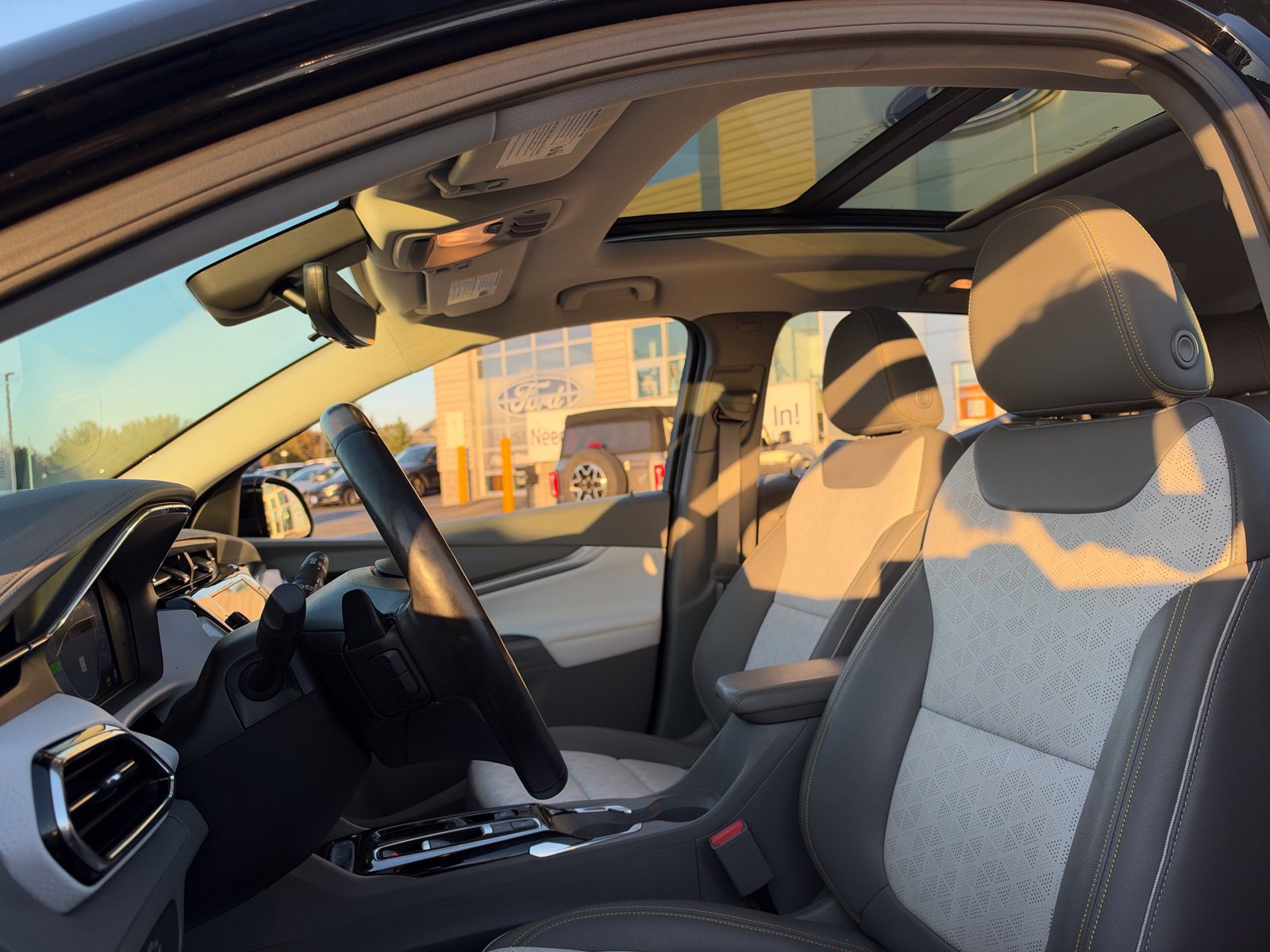 Used 2023 Chevrolet Bolt EUV Premier w/ Sun & Sound Package FWD image 16