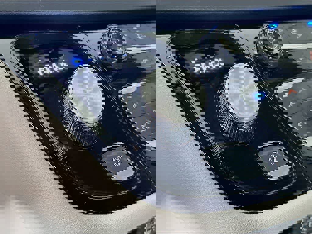 Used 2024 Chrysler Pacifica Touring-L image 19