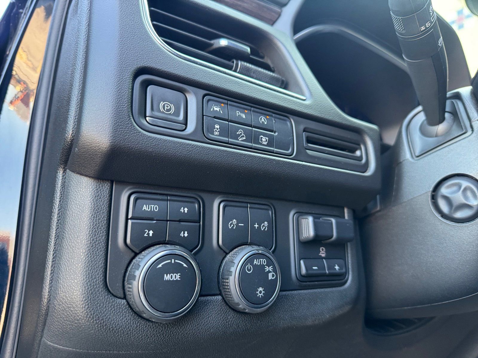 Used 2024 Chevrolet Tahoe Z71 w/ Luxury Package image 22