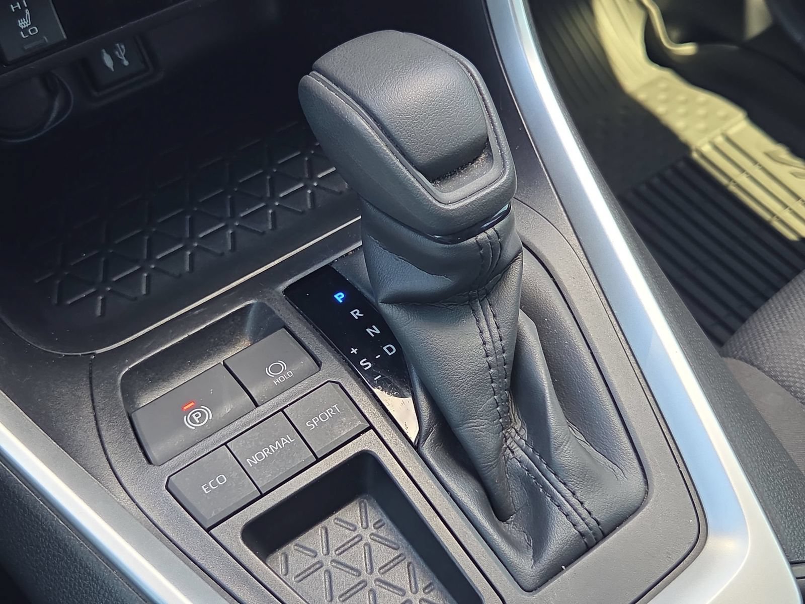 Used 2019 Toyota RAV4 XLE w/ Convenience Package FWD image 16