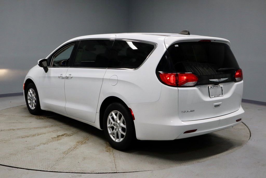 Used 2023 Chrysler Voyager LX image 3