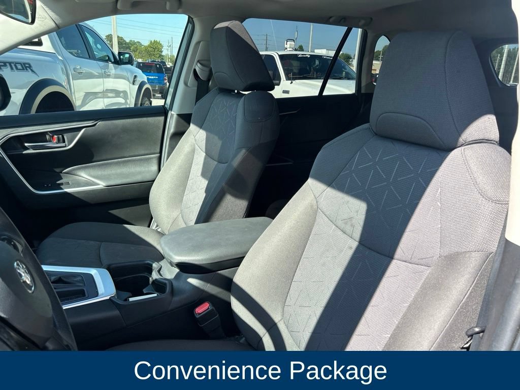 Used 2021 Toyota RAV4 XLE w/ Convenience Package FWD image 13