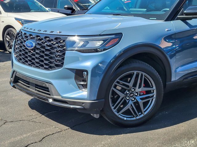 Certified 2025 Ford Explorer ST-Line w/ Premium Package AWD/4WD image 3