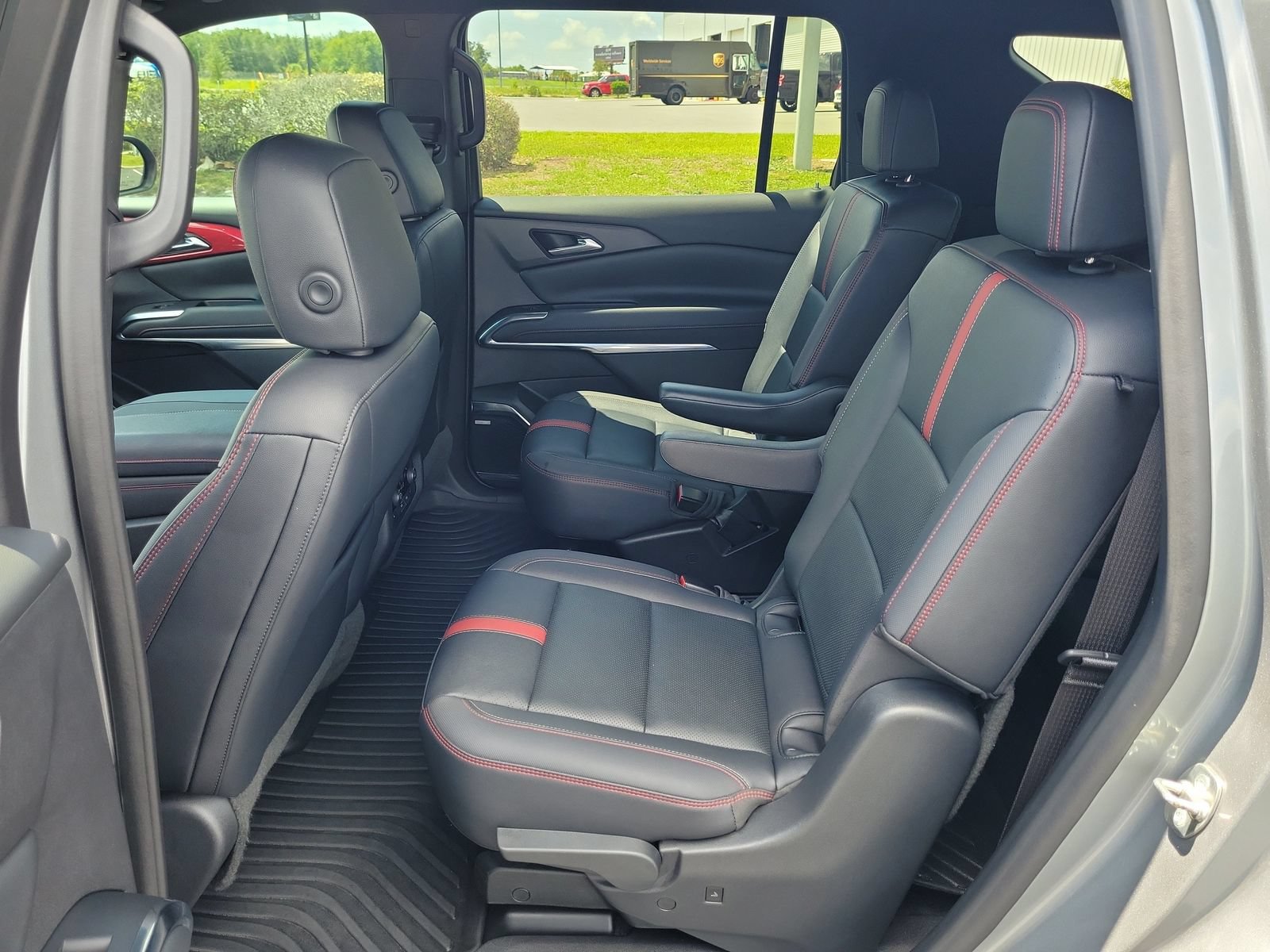 Used 2024 Chevrolet Traverse RS FWD image 12