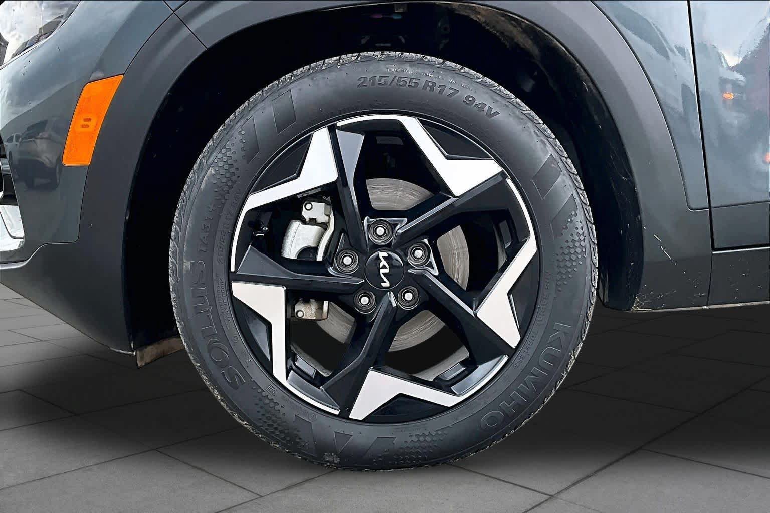 Used 2025 Kia Seltos EX FWD image 11