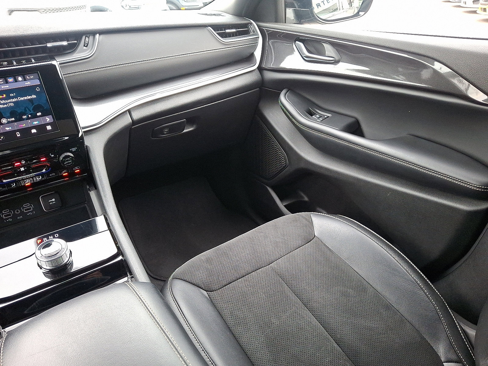 Used 2023 Jeep Grand Cherokee L Laredo image 16