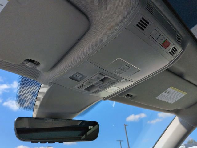 Used 2023 Volkswagen Tiguan SE w/ Panoramic Sunroof Package image 22