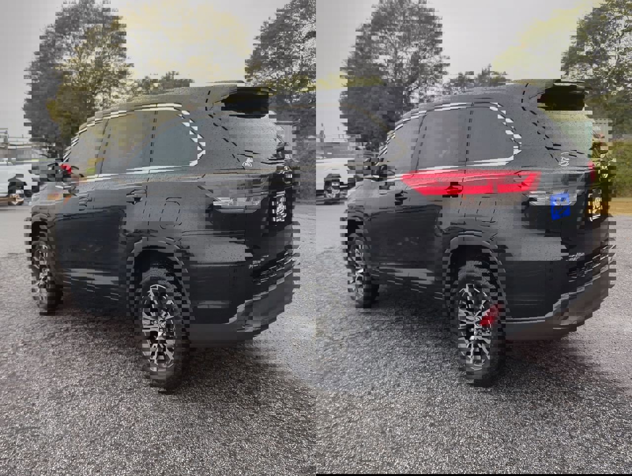 Used 2018 Toyota Highlander LE image 2