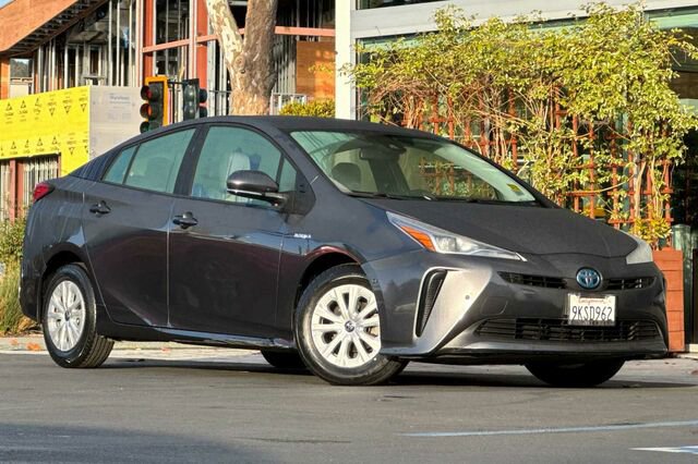 Used 2022 Toyota Prius LE image 2
