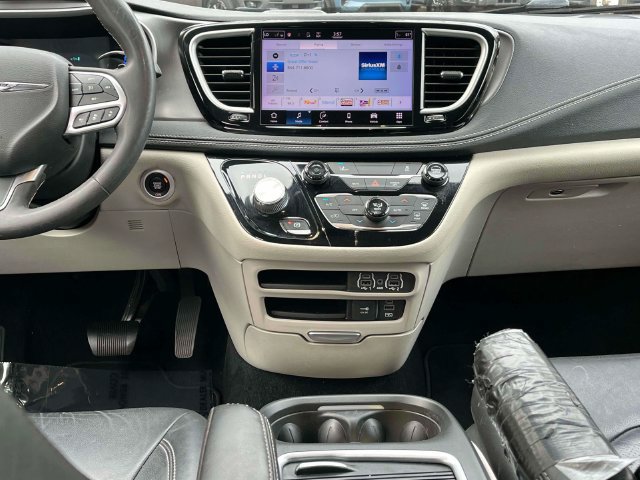 Used 2022 Chrysler Pacifica Touring-L FWD image 15