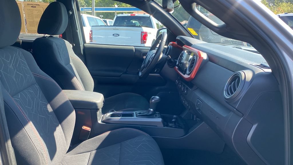 Used 2018 Toyota Tacoma TRD Sport w/ Technology Package RWD image 12